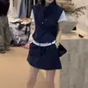 Conjunto de Verão 2026 Azul Marinho para Mulheres, Estilo Coreano, Conjunto de Duas Peças com Top de Manga Curta e Saia Curta, Relaxado e Versátil, Emagrecedor