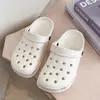 Zapatos con Agujeros INS de Moda Mocasines Cerrados de Punta Media Estilo Nuevo 2026 Zapatos Ligeros de Suela Suave para Exteriores Enfermera Playa Costa Jardín