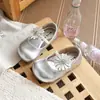 Zapatos Mary Jane de Cuero Dulces con Flores para Niñas Colección Primavera/Verano 2026 Mocasines de Suela Suave para Niños en Colores Brillantes Zapatos Individuales Estilo Bosque
