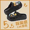 Sapatos Perfurados de Verão para Exterior Femininos 2026 Novo Estilo Semelhante a Tamanco Antiderrapante Antiodor Solado Grosso Sandálias de Praia EVA Femininas Verão