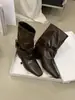 Botines de Moda Versátiles con Suela Suave Diseño Retro Punta Fina Botas de Media Caña con Remaches Otoño/Invierno 2026 Tacón Grueso Botas Arrugadas Modernas