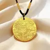 Pingente de cobre com acabamento imitação ouro areia, finamente gravado com um design de Qilin e Deus da Riqueza Amarelo, tamanho grande, pingente redondo sólido e impressionante para corrente de suéter, atacado