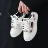 Lindas zapatillas estilo caricatura para niñas, nueva colección otoño 2026, unisex, zapatillas blancas versátiles, antideslizantes, ligeras y adecuadas para deportes.