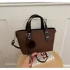 Bolsa de mão de luxo para comércio exterior para mulheres, nova bolsa de balde com design casual de nicho, bolsa de ombro transversal estilosa e versátil