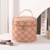 Nuevo Producto 2026 Bolsa Cosmética de PU Grabada para Mujeres, Bolsa de Almacenamiento Multifuncional Portátil para Viaje, Bolsa de Tocador Ins Moda Retro