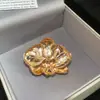 Broche Floral Metálico Transfronterizo Estilo Europeo y Americano, Pin de Solapa Versátil Vintage de Moda, Accesorio de Lujo Nicho de Diseñador