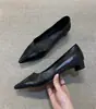 Versão em pele de cordeiro~ estilo minimalista cor esfregada decote baixo bico fino sapatos de salto único femininos 2025 primavera e outono temperamento salto médio sapatos de trabalho para o dia a dia