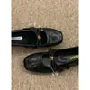 Sapatos femininos estilosos estilo britânico 2026, slip-ons de cor sólida, nicho retrô elegante, ultrafemininos, design popular, respiráveis