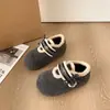 Zapatos Birkenstock con forro de felpa de invierno, lazo bordado, nuevo modelo 2026, zapatos de algodón peludo completamente cubiertos, zapatos cálidos y que aumentan la altura para mujer