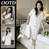 Suave camisón floral estilo francés para mujer, de verano con manga corta y dobladillo ondulado, base negra con flores blancas, camisón adelgazante para el hogar para niñas