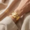 Pulsera de Disco Metálico con Pliegues Irregulares Estilo Europeo Diseño de Nicho Pulsera Dorada Versátil Joyería para el Día a Día