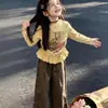 Conjunto de camiseta de manga larga de encaje súper lindo para niña, nuevo top básico de primavera y otoño 2026 y pantalones de pierna ancha
