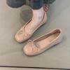 Sapatos Vermelhos com Laço Estilo Fada Primavera 2025 Francês Gentil Combinando com Saia Bico Redondo Boca Rasa Aumento Interno Sapatos Meia-Pata