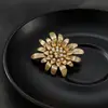 Broche Floral Vintage Transfronteiriço, Toque de Luxo Leve e de Alto Padrão, Corsage Versátil, Alfinete Decorativo para Ternos e Suéteres, Em Estoque para Atacado