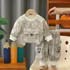 Conjunto de Roupa de Primavera Novo para Meninos 2026, Conjunto de Duas Peças Elegante e Moderno para Crianças Primavera e Outono com Bolso Rasgado e Colar