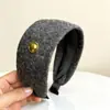 Faixa de Cabeça de Lã Retro de Aba Larga com Etiqueta Dourada para Mulheres Outono e Inverno, de Alta Qualidade, Luxo Leve, Versátil, Acessório de Cabelo de Faixa Craniana Alta para Mulheres