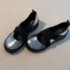 Primavera de 2026 Sapatos Esportivos de Sola Grossa com Tiras Cruzadas Mary Jane Pequenos de Couro Bico Redondo Sapatilhas Femininas de Corte Baixo Sapatos Individuais Retrô