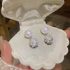 Brincos Elegantes de Pérola com Diamantes Estilo Francês, Brincos de Pino Redondos com Agulha de Prata, Design Único e Exquisito, Luxo Leve e Sensação de Alta Qualidade