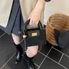 Bolso pequeño cuadrado estilo inspirado en Chanel para mujer, nuevo bolso de hombro cruzado con cadena acolchada de gamuza retro de moda 2026