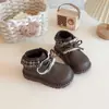 Botas Curtas Estilosas Estilo Princesa para Meninas 2025 Outono e Inverno Novo Modelo Bota de Couro Versátil com Cadarço e Solado Macio para Bebês
