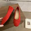 Sapatos femininos amarelos de camurça com sola reta, novo 2026 primavera-verão vermelho francês sapatilhas gentis para noite