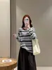 Zeda Jia Yi Estilo Coreano Sensación Holgada Mezcla de Lana Retro Versátil Bloque de Color Rayado Cuello Redondo Camiseta Capa Base Superior Mujer