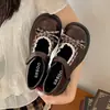Sapatos de couro estilo retrô com salto grosso e laço discreto, novos sapatos Mary Jane estilo britânico de outono de 2026 para mulheres combinarem com saias