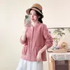 Nueva moda de otoño para madres, top bordado de cuello alto, camisa casual de manga larga con doble bolsillo para mujeres de mediana edad y mayores