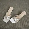 Sandálias de salto alto estilo stiletto francês, novo modelo verão 2026, femininas, cor nude, bico quadrado, verniz, tira cruzada, abertas
