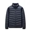 Nueva chaqueta de plumón ligera para hombre, otoño e invierno, 90% plumón, nuevo plumón de pato blanco estándar nacional, casual transfronterizo, cortavientos, cálida, cuello alto, color liso