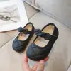 Sapatos Pequenos de Couro da Moda para Meninas Estilo Primavera e Outono 2025 Sapatos de Princesa Coreanos Infantis Solado Macio Sapatos para Caminhar de Bebê Sapatos Individuais para Meninas
