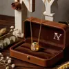 Corrente para Clavícula Estilo Francês Vintage de Luxo Leve Estilo Old Money com Studs de Diamante Escovados e Pedras Coloridas, Joia Banhada a Ouro para Presente Atacado