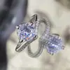 Temperamento Europeu e Americano Clássico Estrangeiro Anel de Moissanita Americana Imitada com Oito Corações e Oito Flechas 2 Quilates em V Super Brilhante Anel de Casamento para Mulheres
