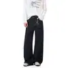 Calça jeans masculina azul escuro de perna larga com costura aparente, cintura alta, modelagem solta, com caimento, comprimento até o chão, lavagem vintage