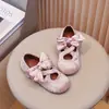Zapatos Infantiles Estilo Coreano 2026 Nuevo Modelo de Primavera para Niñas, Zapatos de Piel de Princesa de Terciopelo con Lazo Cruzado, Zapatos Individuales Suaves para Niños