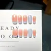 Uñas postizas estilo francés en rosa nude con bordes blancos y lunares verdes, sencillas y frescas, estilo ins, uñas cortas para mujeres profesionales, con un toque de alta gama