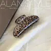 La nueva colección de otoño de Lan presenta pasadores para el cabello con estampado de leopardo estilo coreano, ofreciendo un look sofisticado para recogidos y coletas de mujer.. Estos accesorios para el cabello incluyen pinzas de tiburón y otras pinzas elegantes para el cabello.