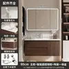 Conjunto de gabinete de baño estilo mediados de siglo de madera de nogal y aluminio de panal, incluyendo un lavabo de cerámica y tocador para el baño