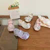 Zapatos de piel para niña, nueva colección otoño 2026, tela brillante dorada y plateada, zapatos de piel de lujo estilo francés, lazo de cristal transparente, zapatos para niños