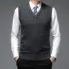 Colete de Lã Masculino para Outono e Inverno, Colete Suéter de Tricô Gola V, Roupa Social Masculina, Suéter Versátil Sem Mangas de Cor Sólida