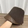 Sombrero de pescador de retazos de lana con ala de cuero PU estilo vintage para mujer, versión coreana, liso retro, de nicho, único, sensación de alta gama