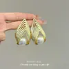 Pendientes Metálicos de Moda con un Estilo Vintage Europeo y Americano, Presentando Perlas de Alta Gama y un Diseño Exagerado
