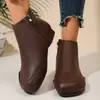 Sapatos retrô de bico redondo com forro de pelúcia para mães de meia-idade e idosas, botas curtas antiderrapantes de sola macia, novas botas de couro confortáveis para o outono e inverno de 2026