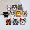 Lindo pin de esmalte con forma de gato y patrones coloridos, broche de animal de dibujos animados, accesorio decorativo creativo para ropa y mochilas de niños