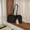 Bolsa de mano simple de nailon, ligera, gran capacidad, adecuada para ir al trabajo, elegante, versátil para salidas casuales y se puede llevar como bolso de hombro.