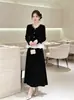 Blusa de terciopelo de alta gama para mujer de otoño e invierno Nanyou con escote redondo tachonado de diamantes y dobladillo plisado, un top chic y elegante