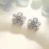 Novos Brincos de Flor de Cinco Pétalas com Microcravação de Diamante para Mulheres, Brincos de Design Exclusivo, Luxo Leve, Modernos, Frescos e Rejuvenescedores