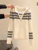 Camiseta de punto de manga larga a rayas de color contrastante, camiseta básica para mujer, nuevo estilo principios de otoño 2026, top blanco de cuello semiabierto