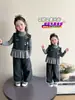 Chal de Niña Traje Casual Primavera y Otoño 2026 Nuevo Estilo Coreano Conjunto de Otoño a la Moda para Niños, Elegante Conjunto de Tres Piezas para Bebés