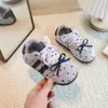 Outono 2026 Novos Sapatos Casuais Infantis Versão Coreana Laço Doce Bolinhas Solado Macio Sapatos de Treino Alemães para Meninas